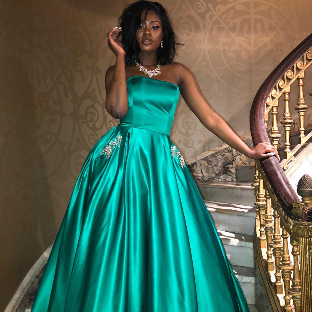 Gorgeous Emerald Sherri Hill Strapless Dresss
